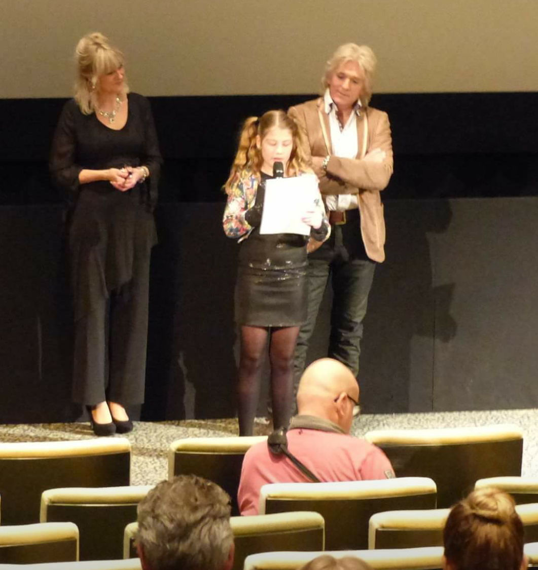 Kleindochter Alisa leest een eigen geschreven gedicht over de Drentse natuur voor…